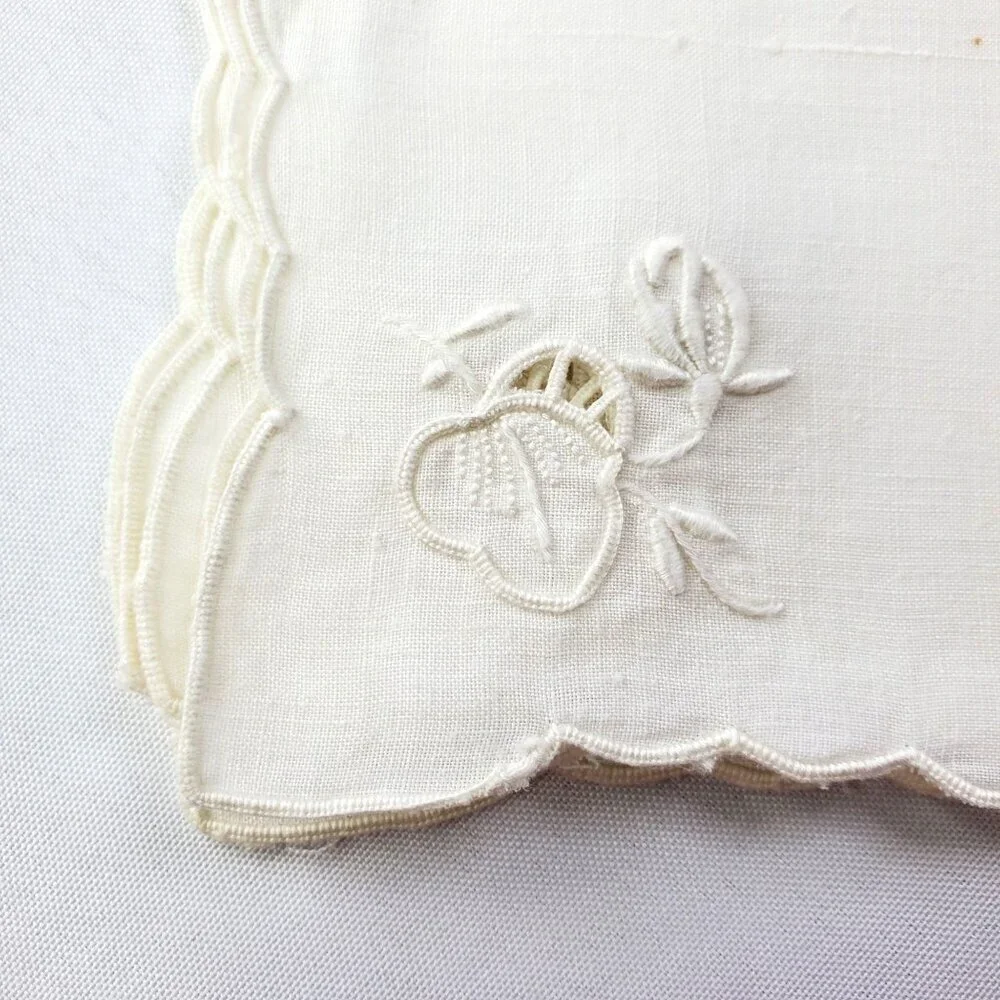 6 VTG Linen Embroidered Scalloped Edge Cocktail Napkins White Floral appliqué